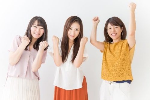 喜ぶ女性3人